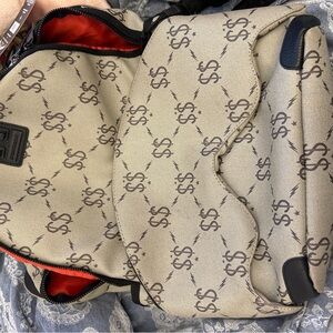 Spray ground back pack I can’t fix the zipper